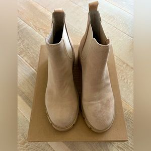 Steve Madden Howler Bootie in Sand Suede. Size 8